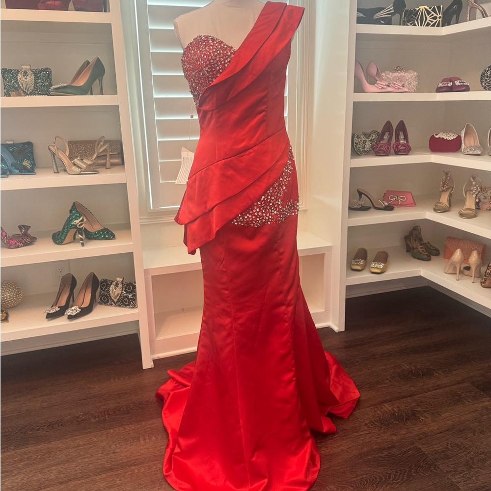 🔥 Elegant Red One-Shoulder Gown with Rhinestone Detailing & Train 🔥